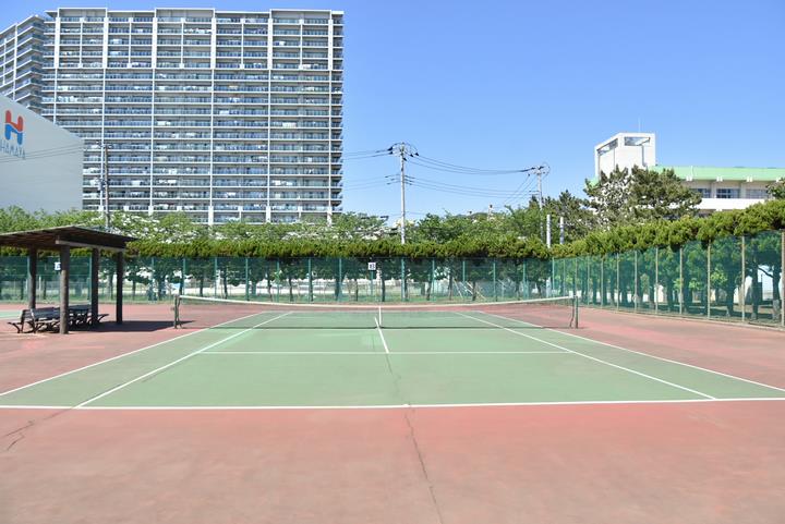 テニスコートのサーフェスはハードコートです。