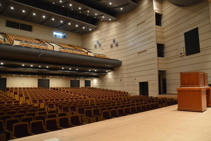 コンサート、演劇、発表会などとして利用できる多目的ホールです。