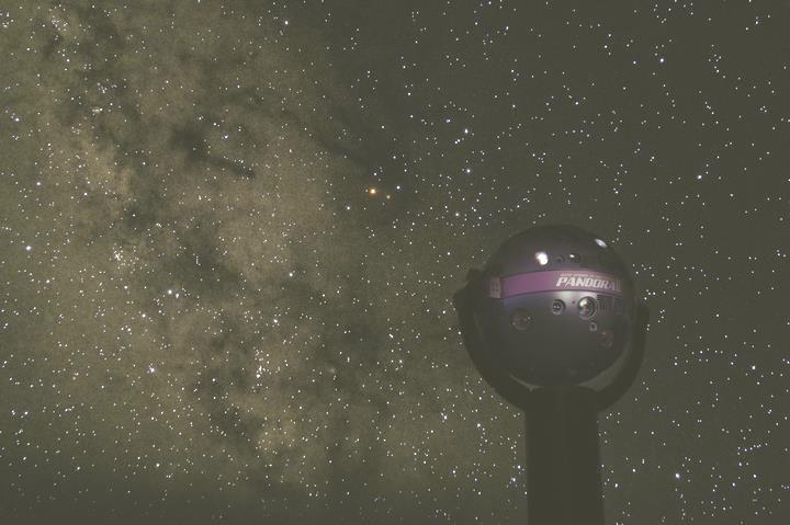 ドーム径18ｍの天井に映し出される満天の星空は、神秘的な空間を醸し出します。