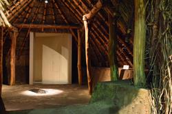 竪穴式住居の中は「炉」もあり、リアルに再現されています。