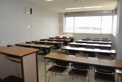 小研究室（30席）は、会議シーンとしてはもちろん、控室としてもお貸しできます。