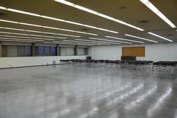 入所式や記者会見等が行われる庁舎内最大の会議室。パイプ椅子を約250席設置できます。