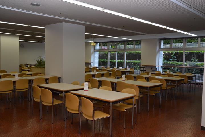 市民や職員などが利用する食堂。約200席あるので、十分のスペースです。