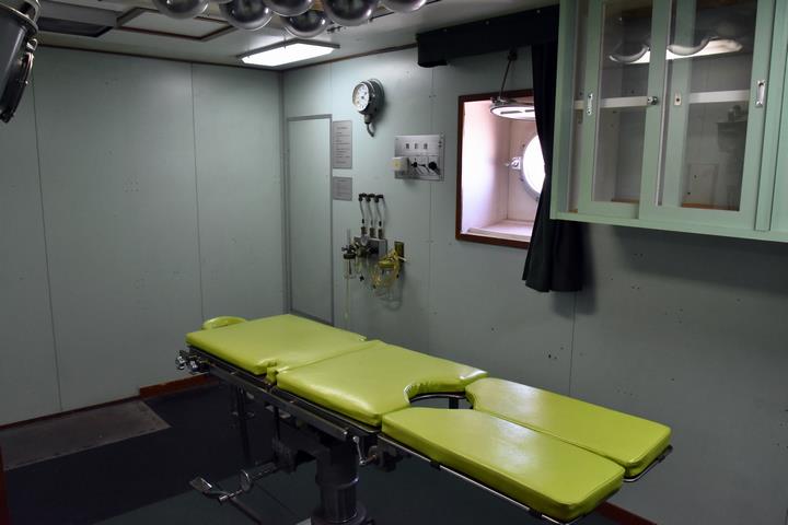 手術室。船内には他に医務室や歯科治療室、理髪室などが備わっています。