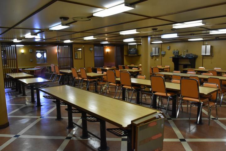 食堂。船の揺れを想定し、テーブルには様々な仕掛けが施されています。