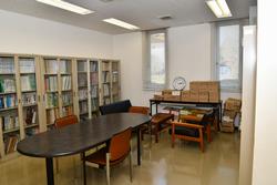 本棚が並ぶ技術検討室は、控室としても使用できます。
