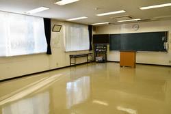 研修室には黒板や教壇があり、小さな教室の雰囲気があります。
