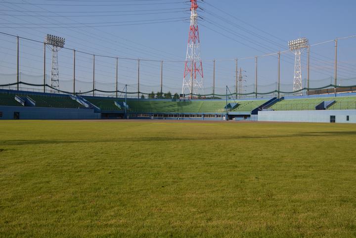 【野球場】船橋市で唯一硬式野球でのプレーが可能で、プロ野球のイースタン・リーグも行われます。