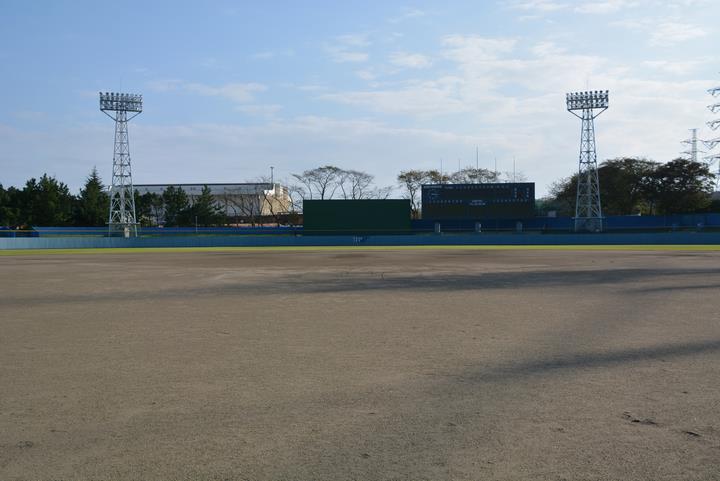 【野球場】両翼90m、センター120m。スコアボードは電光掲示板。外野は天然芝です。