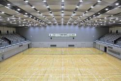 【体育館】最大バスケットボール3面、バレーボール3面、バドミントン12面、卓球24面を確保できる広さです。観客席数は、1,836席。