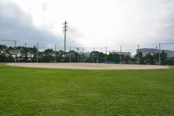 【野球場】一般用1面と少年用4面を備えた軟式野球場。外野は芝で、ソフトボール、キックベース場としても利用できます。