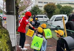 交通安全旗の寄贈(1)