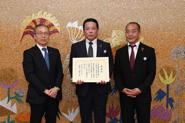 市長と日本生命様とでお撮りした写真
