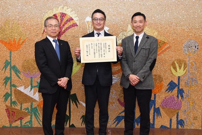 市長とオーチュー様とでお撮りした写真