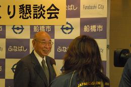 インタビューを受ける本木会長