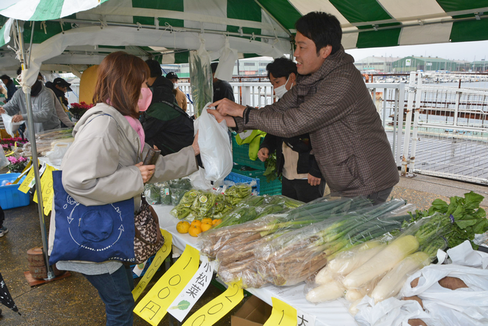船橋港親水公園で行われた野菜の販売
