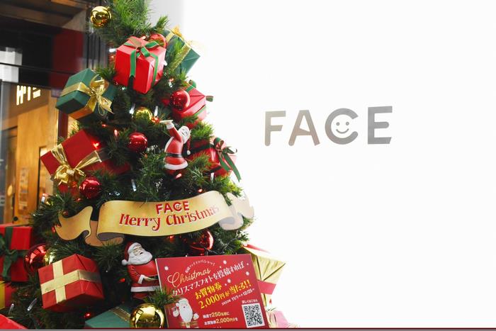 フェイスビル2階通路のクリスマスツリー