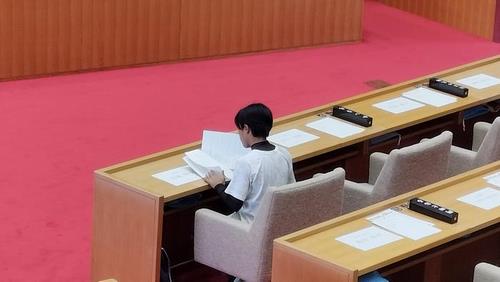 資料を確認する自分