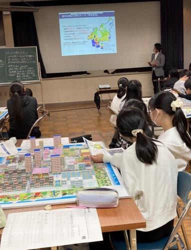 集中して話を聞いている様子