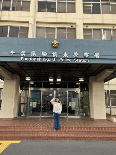 船橋東警察署の玄関にて