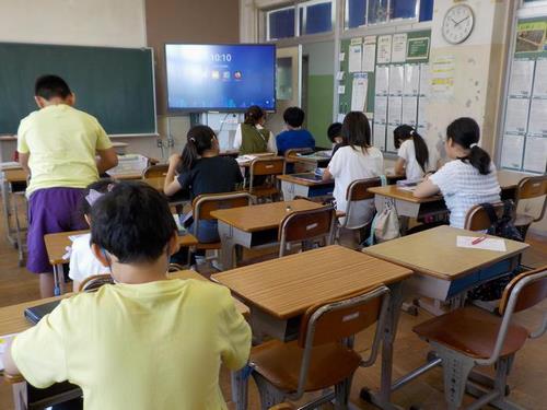 サマースクールに取り組んでいる小学生