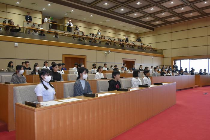 児童・生徒記者（右向き）