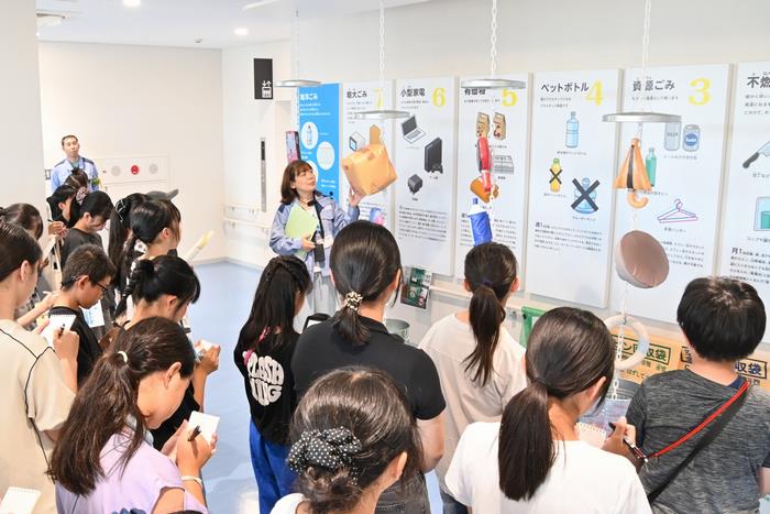 私たちが身近に取り組める、ごみの分別を学びました