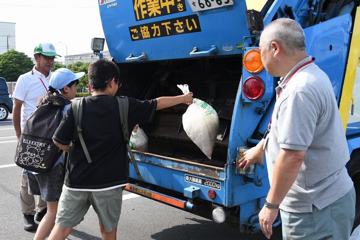 ごみ収集を体験!パッカー車へごみを入れました