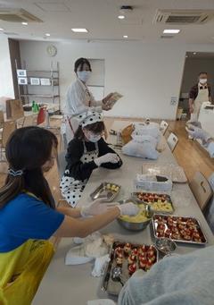 ボランティアの皆さんとマッシュポテトとトマトでサンタクロースを作りました。焼肉丼にのせてクリスマスの雰囲気作りをしました。