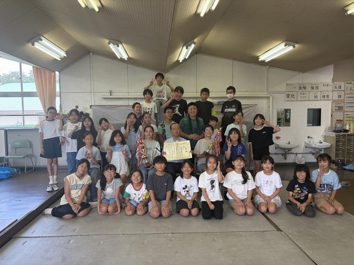 講師の先生と部員の集合写真