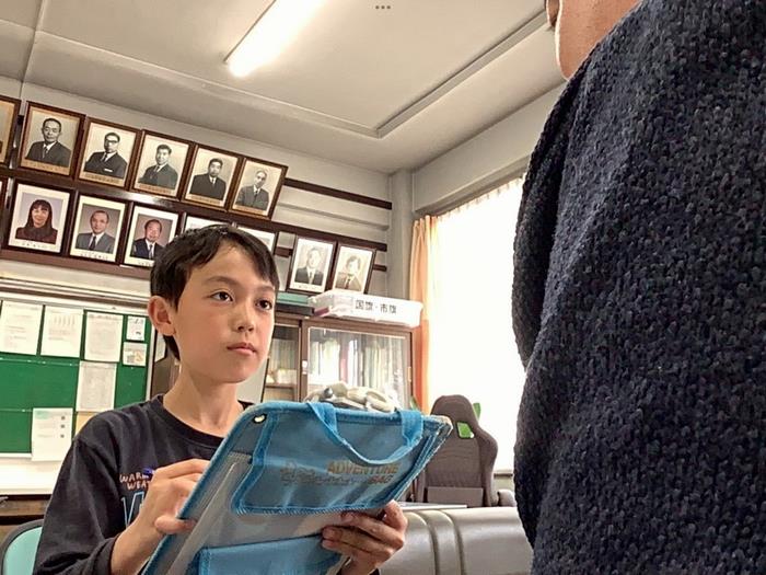 校長室で取材した様子