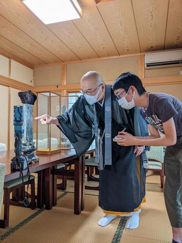 住職から位牌について説明