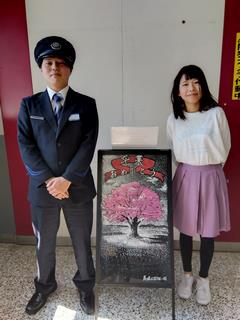 土肥さんと「卒業おめでとう」の絵と一緒に撮ってもらいました