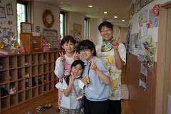 先生たちと一緒に写真を撮りました
