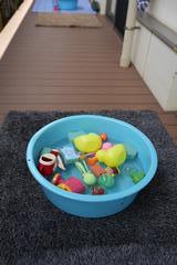 おもちゃをきれいに洗ってくれています