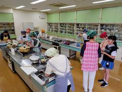 てきぱきとお料理を準備しています