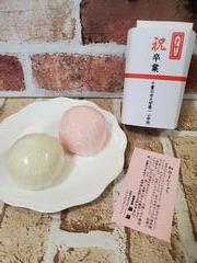 卒業の記念品として心を込めて作られた紅白まんじゅう