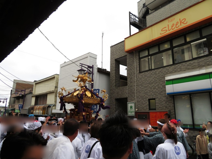 街を巡行する大神輿