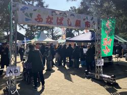 船橋大神宮で開かれたふなばし朝市の出入り口