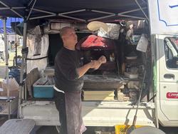 ピザ生地を回して延ばす様子