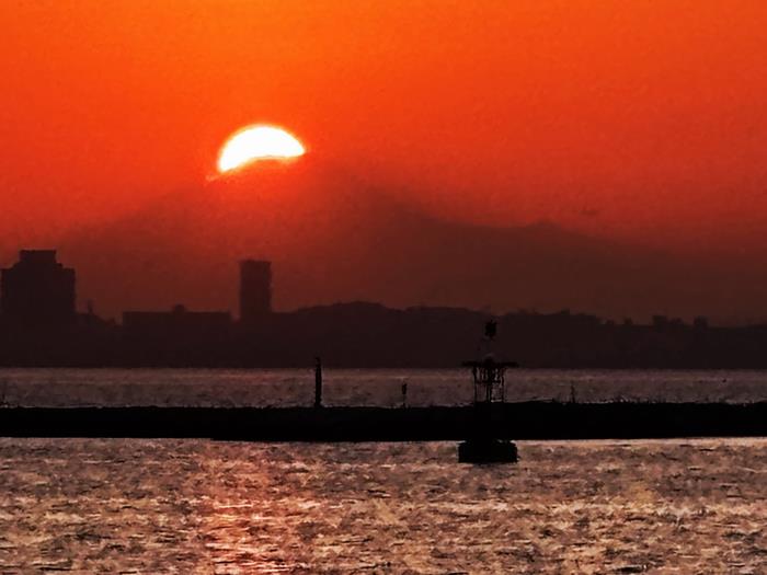 少しずれているが太陽と富士山が重なるのがくっきり見えた