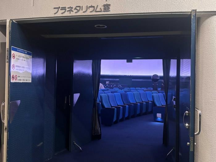 プラネタリウム館の出入り口