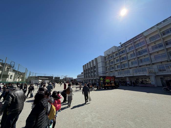 船橋小の校庭に地域の人たちが集まった