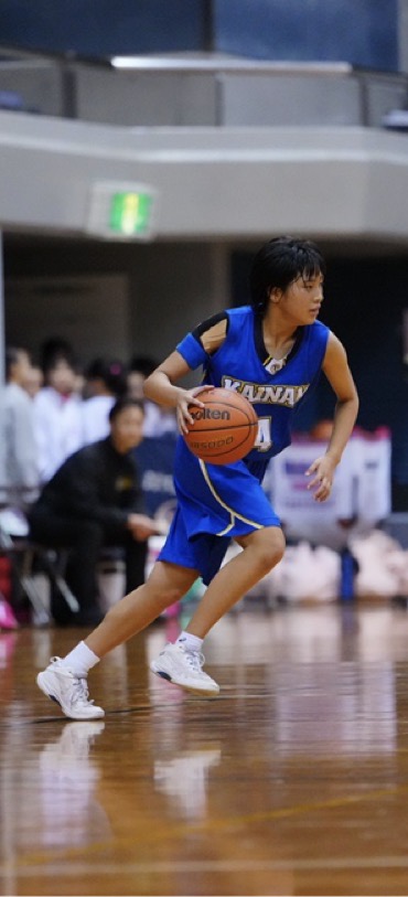 バスケをする私