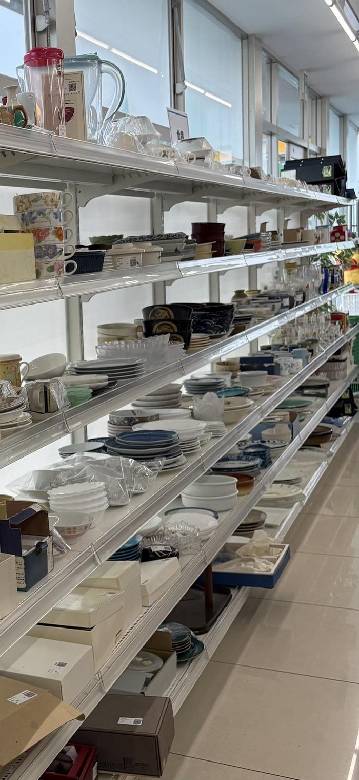 衣類だけでなく食器なども取り扱う