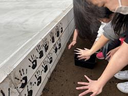 工事中の田んぼに記念手形をしました