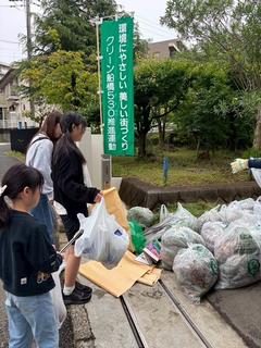 拾ったごみを出す