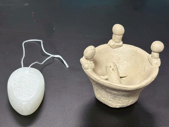 ワークショップで作った勾玉とミニ土器