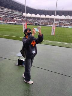 特別にピッチに立たせてもらいました。上から見るよりとても広く、観客席にいる人たちの顔までハッキリ見えました！