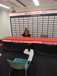 記者会見でヘッドコーチや選手が座る席に座らせてもらいました！たくさんのカメラと記者の前で、しっかり話せるのはすごいことだと思いました。